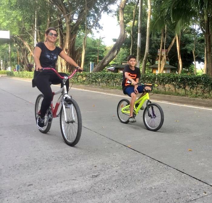 madre e hijo en bicicleta transitando la Avenida primera de Montería.
