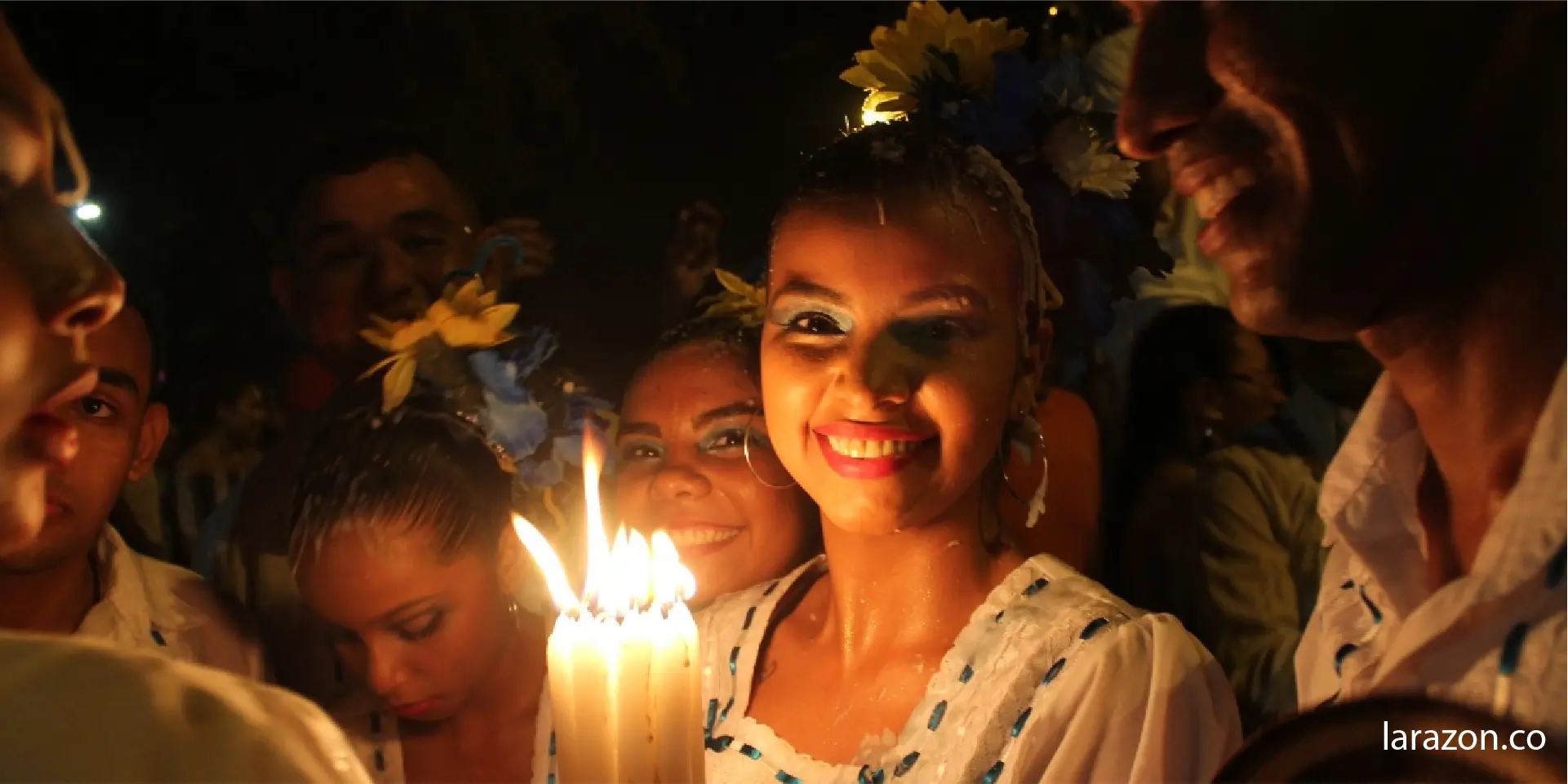 chica sosteniendo velas encendidas