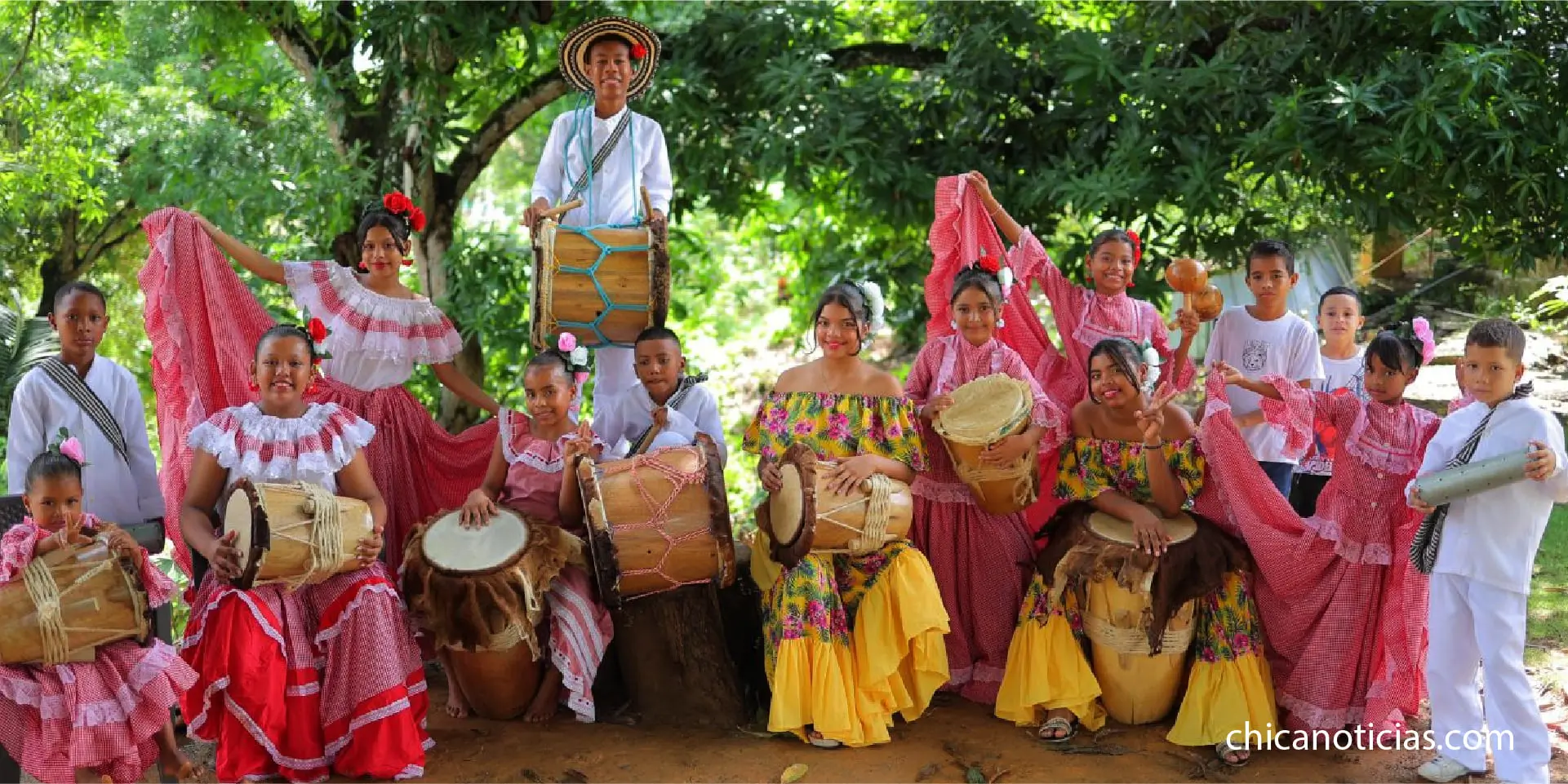 personas con vestimenta de baile de porro y cumbia